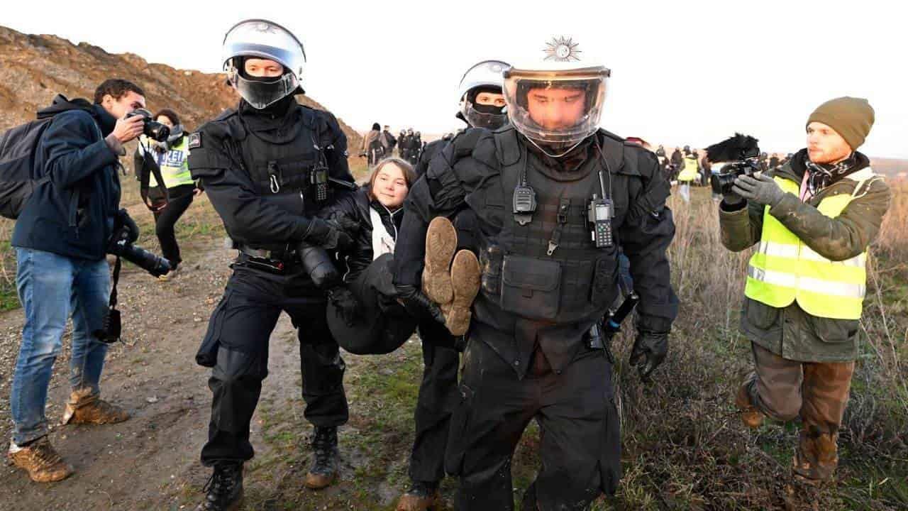 Policías desalojan a Greta Thunberg de protesta en mina de Alemania