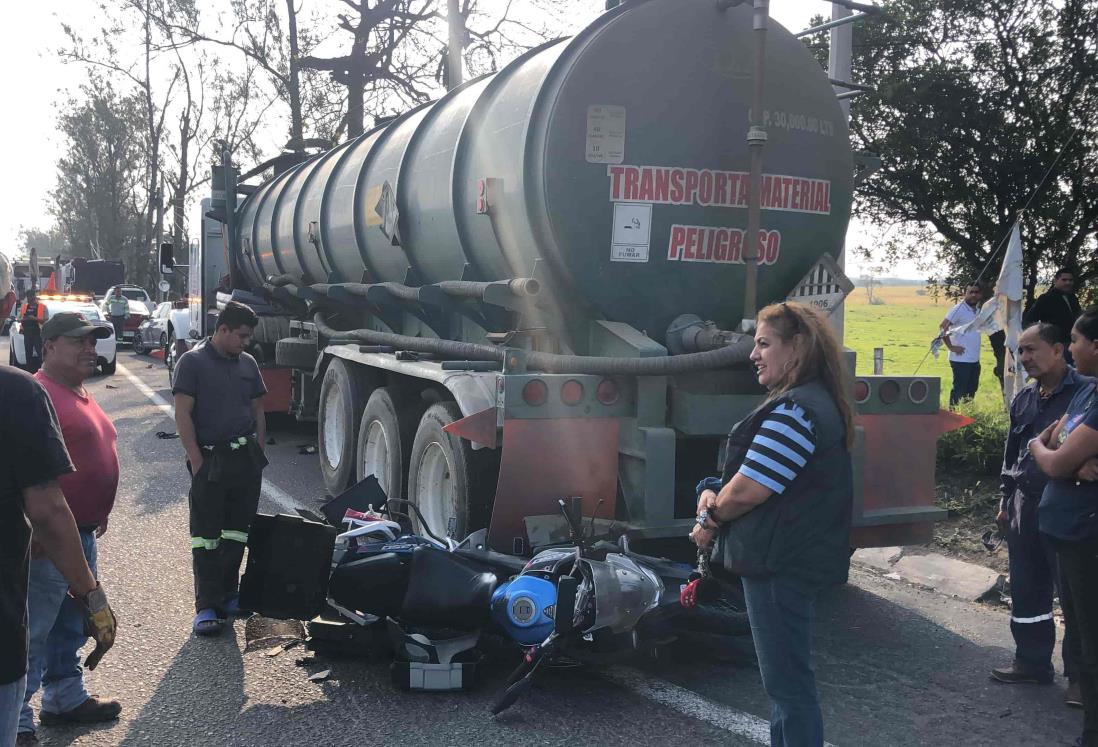 Camioneta impacta a motociclista y lo proyecta contra tráiler en la Veracruz - Xalapa (+Video)