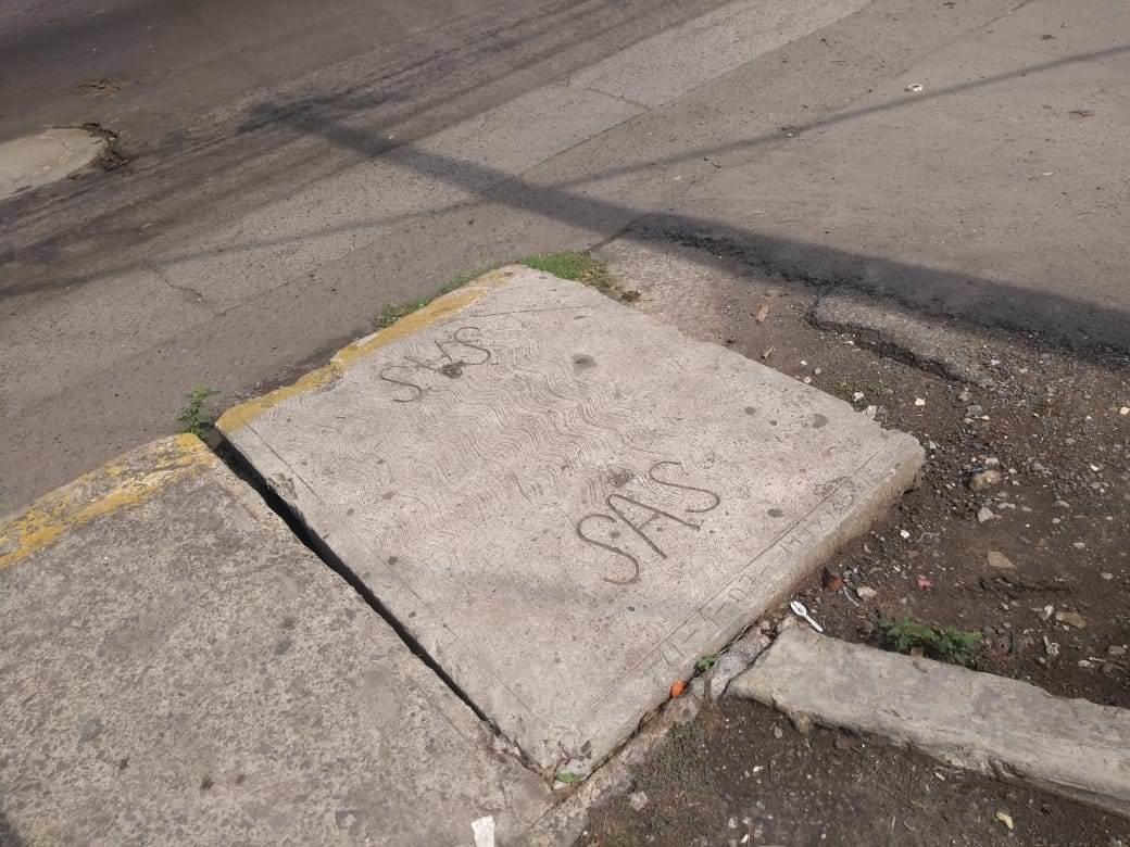 Colocan de nuevo la tapa a registro de agua en calles de Veracruz; era un peligro para ciudadanos