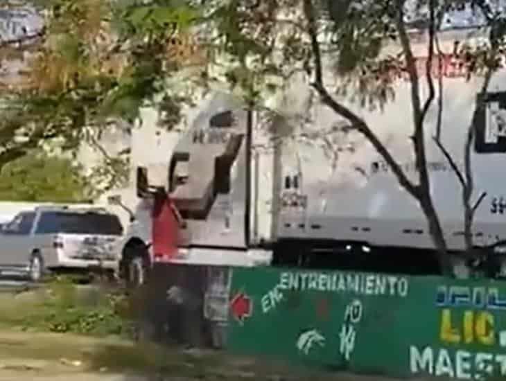 ¿A donde vas? Mujer toma de rehén a trailero tras reventar cableado en Veracruz (+Vídeo)