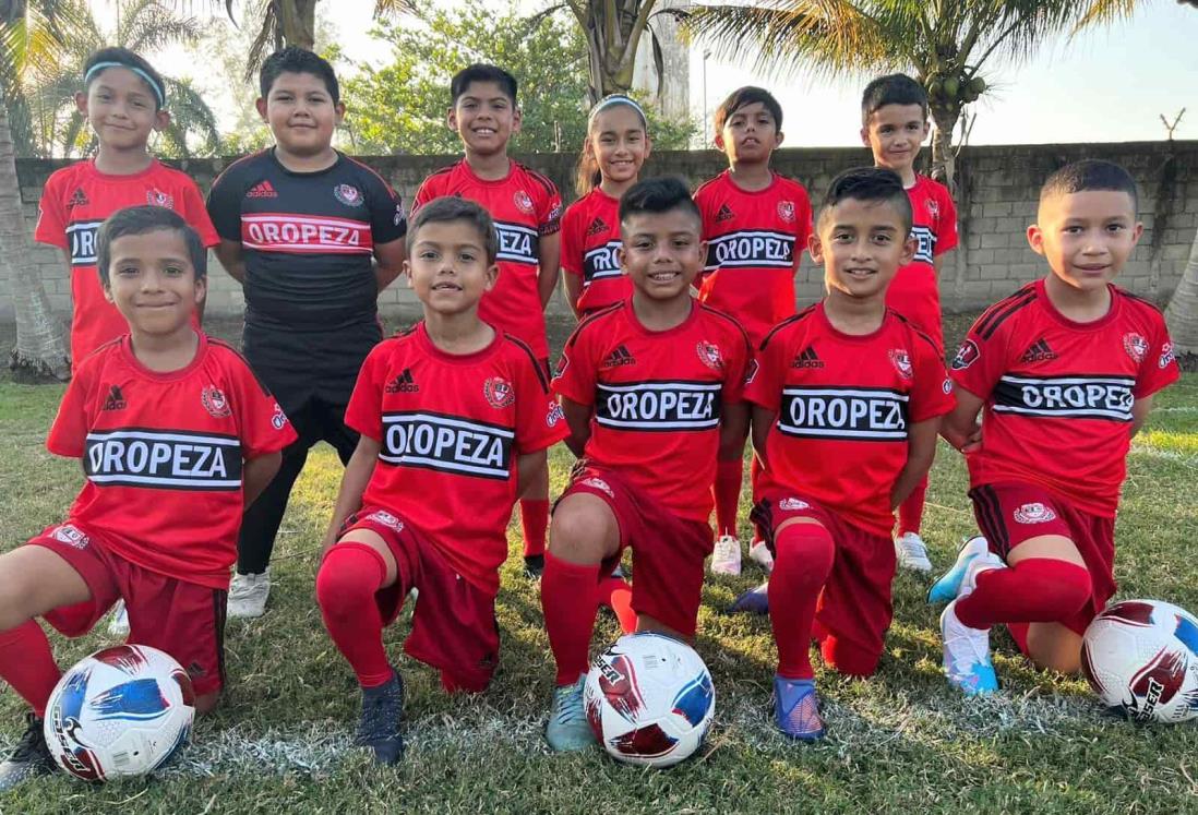 Recibe Liga Roberto Oropeza apoyo y uniformes