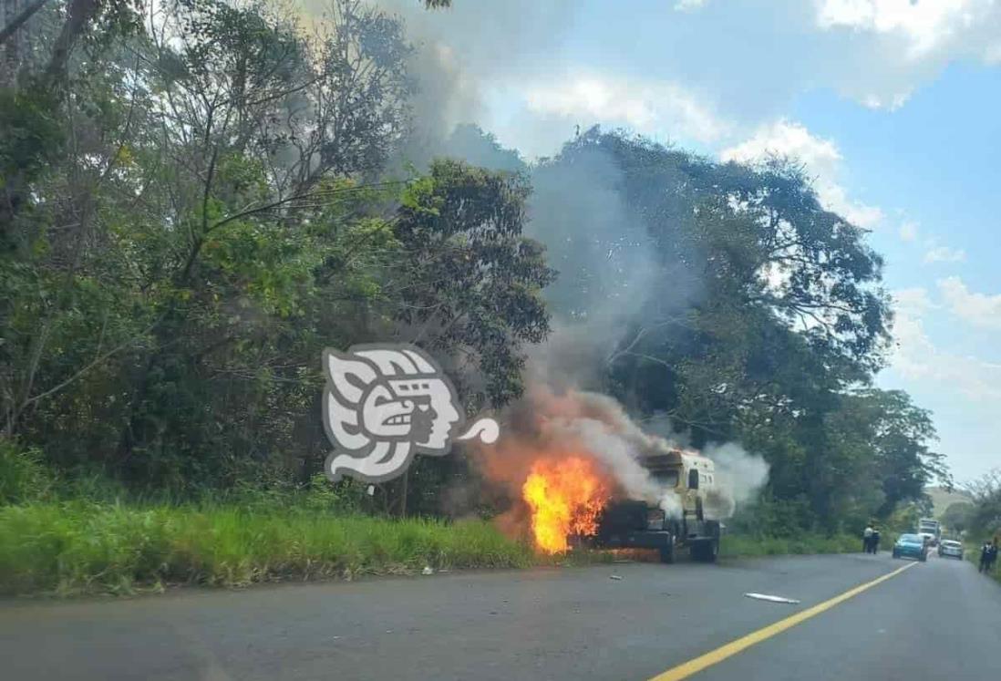 ¡Se quemó el dinero! Se incendia camioneta de valores en Veracruz