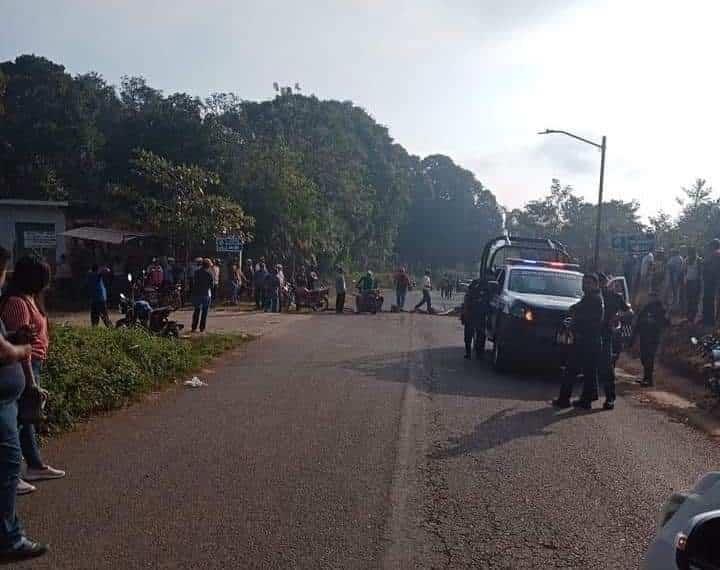 Habitantes bloquean por 8 horas la carretera en Pajapan; exigen que no aumente el precio del pasaje