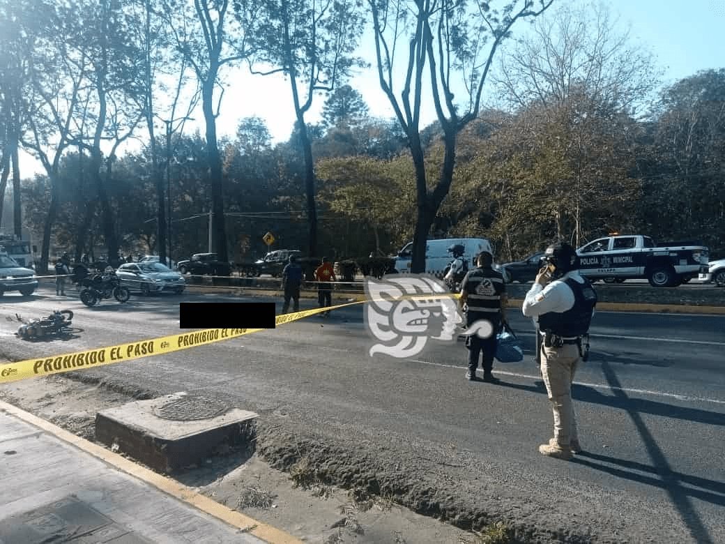 Fallece motociclista en venida de Xalapa; fue atropellado por un tractocamión
