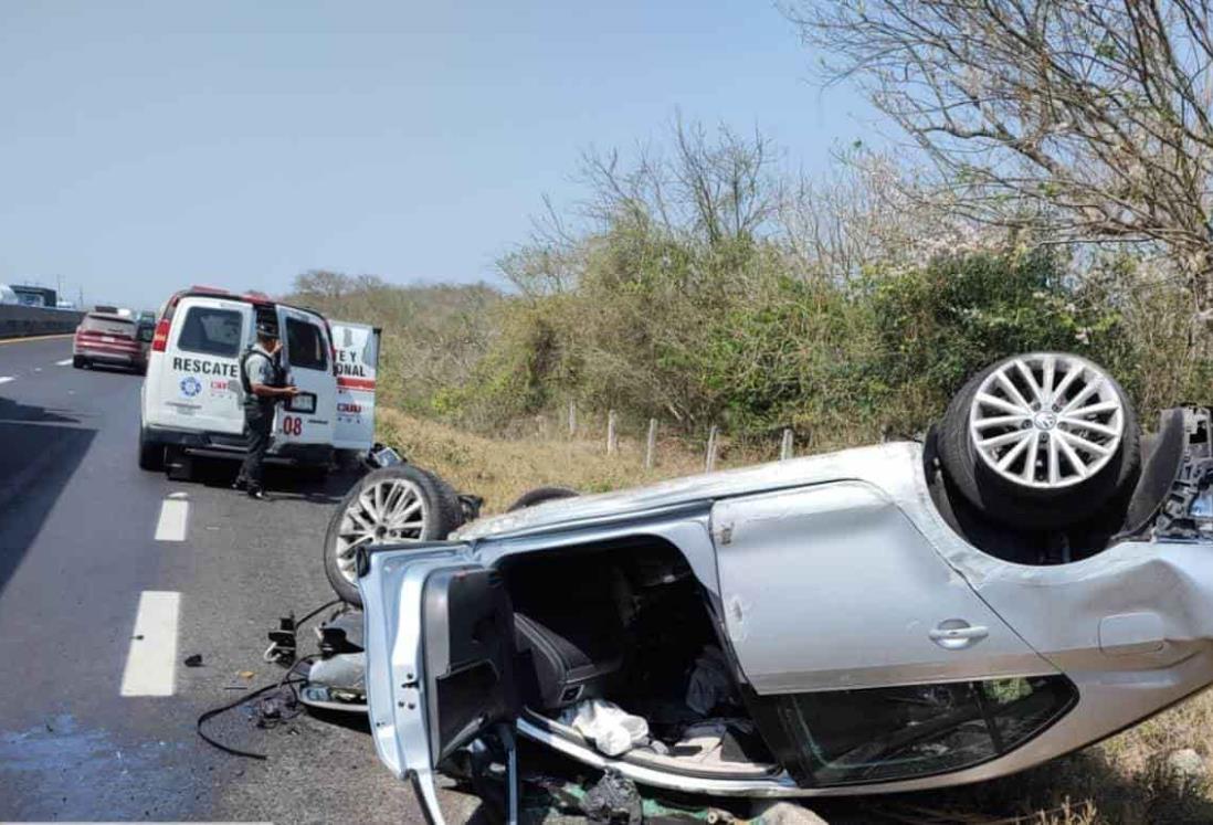 Choca y vuelca auto en autopista Veracruz-Cardel; una menor lesionada