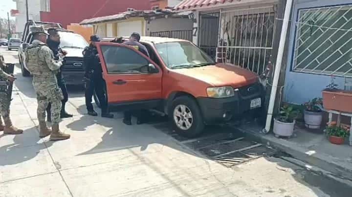 Conductora en aparente estado de ebriedad choca contra poste en Veracruz