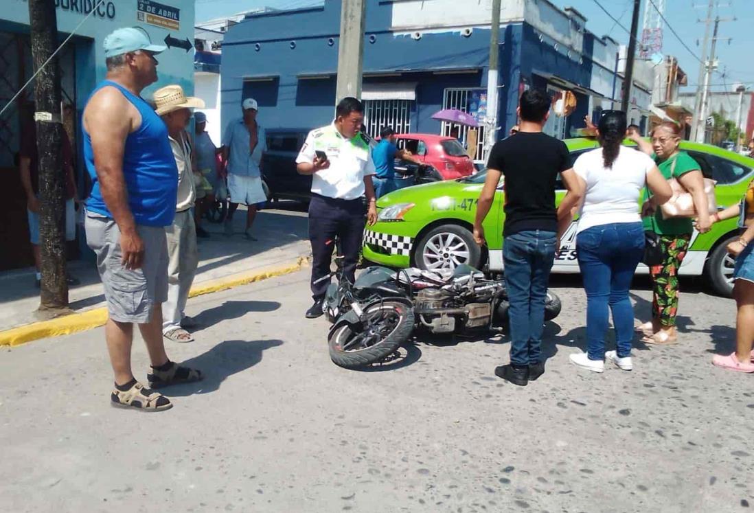 Taxi impacta a motocicleta en Tierra Blanca; se da a la fuga