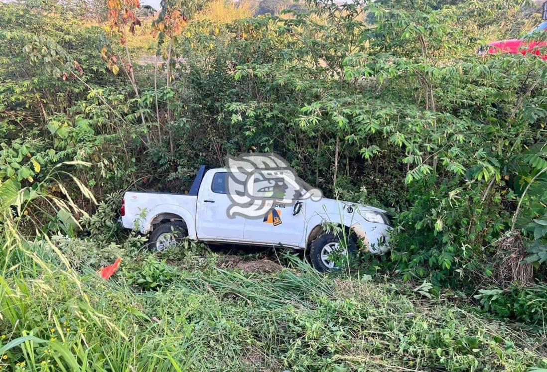 Vuelca camioneta de constructora en la Transístmica Acayucan - Sayula