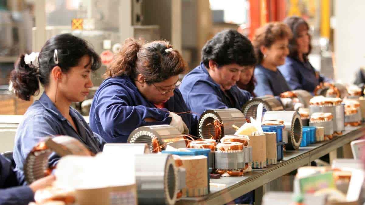 Mujeres dominan mercado laboral, pero en condiciones precarias