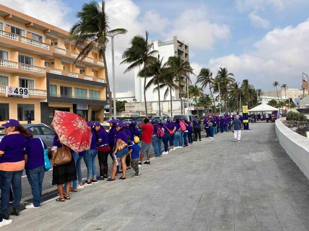8M: Mujeres realizan cadena tomadas de la mano en el bulevar Ávila Camacho de Veracruz (+Video)
