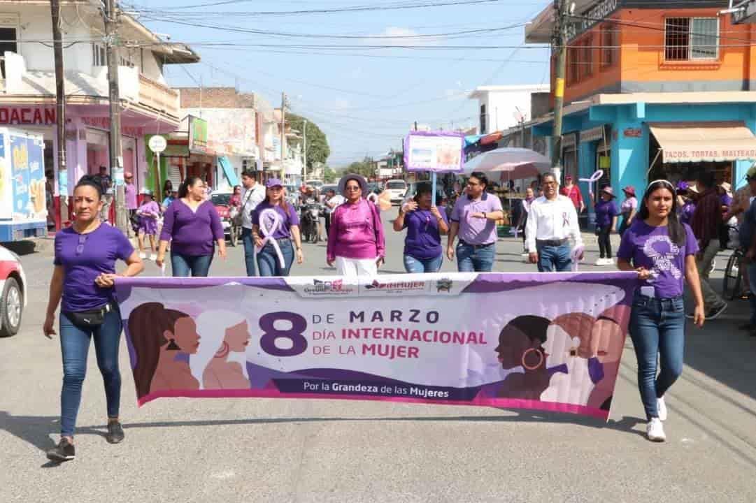 Marchan en Cempoala en conmemoración del 8M