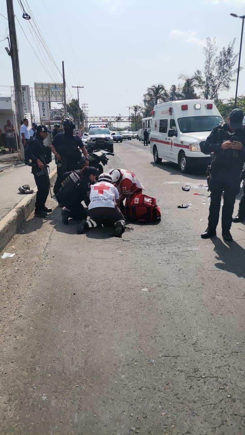Motopatrullero de la Policía Estatal derrapa y choca en la Veracruz-Xalapa