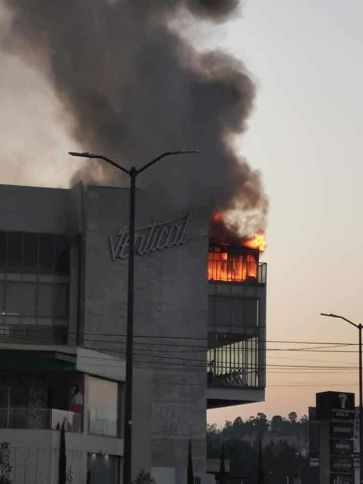 Incendian tres bares en zona exclusiva de Michoacán (+Video)