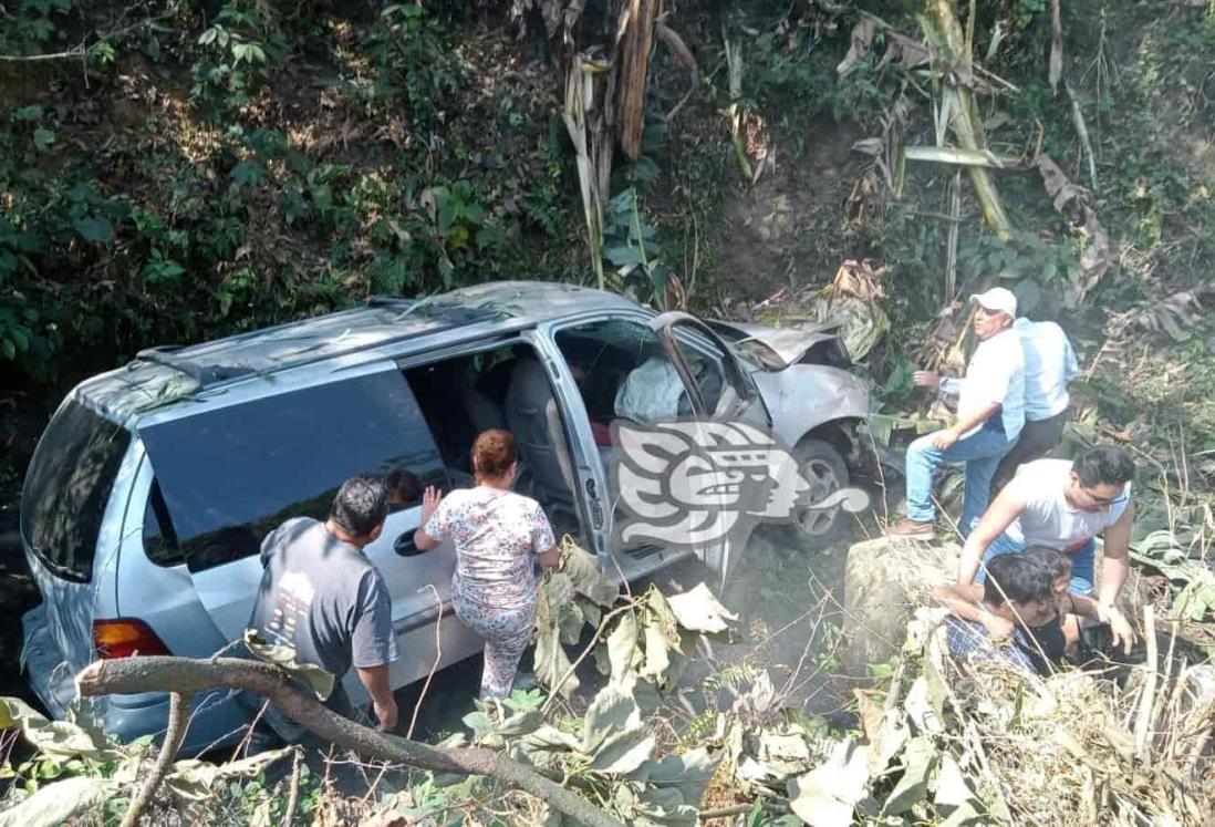 Adulto mayor fallece y cae a barranco cuando conducía su camioneta en Córdoba