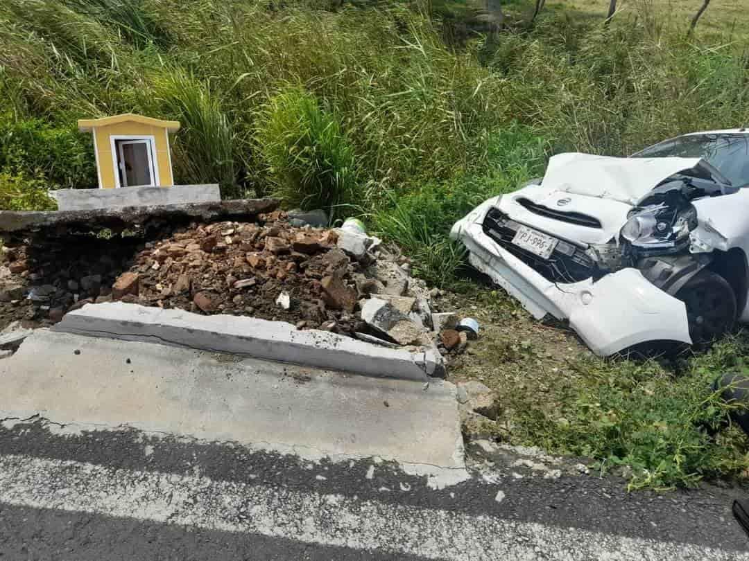 Automóvil se impacta contra capilla al perder el control en Tlacotalpan