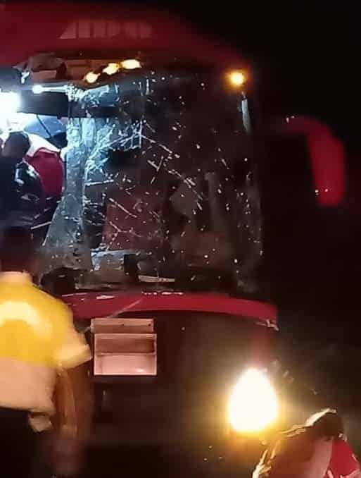 Autobús de pasajeros choca contra carro cañero en Cosamaloapan; hay 2 lesionados