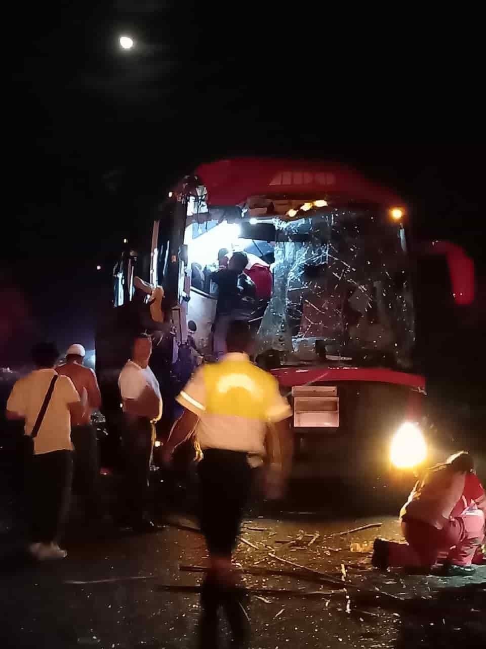Choca autobús en la autopista Cosamaloapan-La Tinaja; hay 8 lesionados