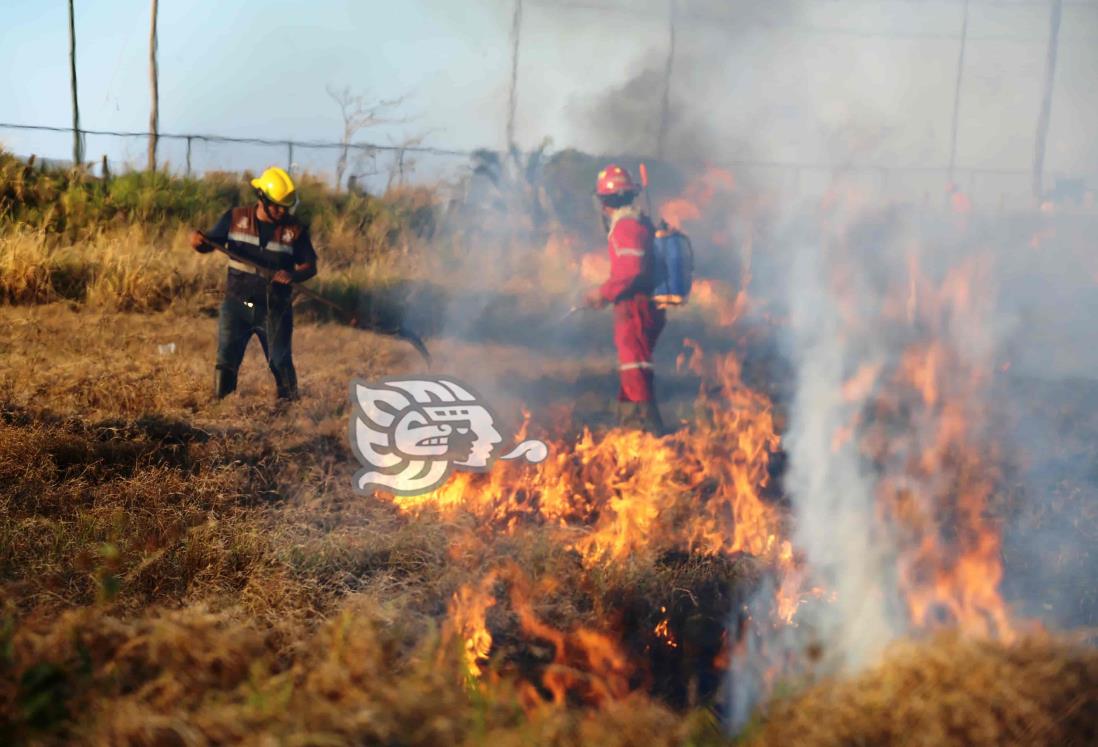 Jornada caliente en Coatza, 10 incendios en un día atienden bomberos