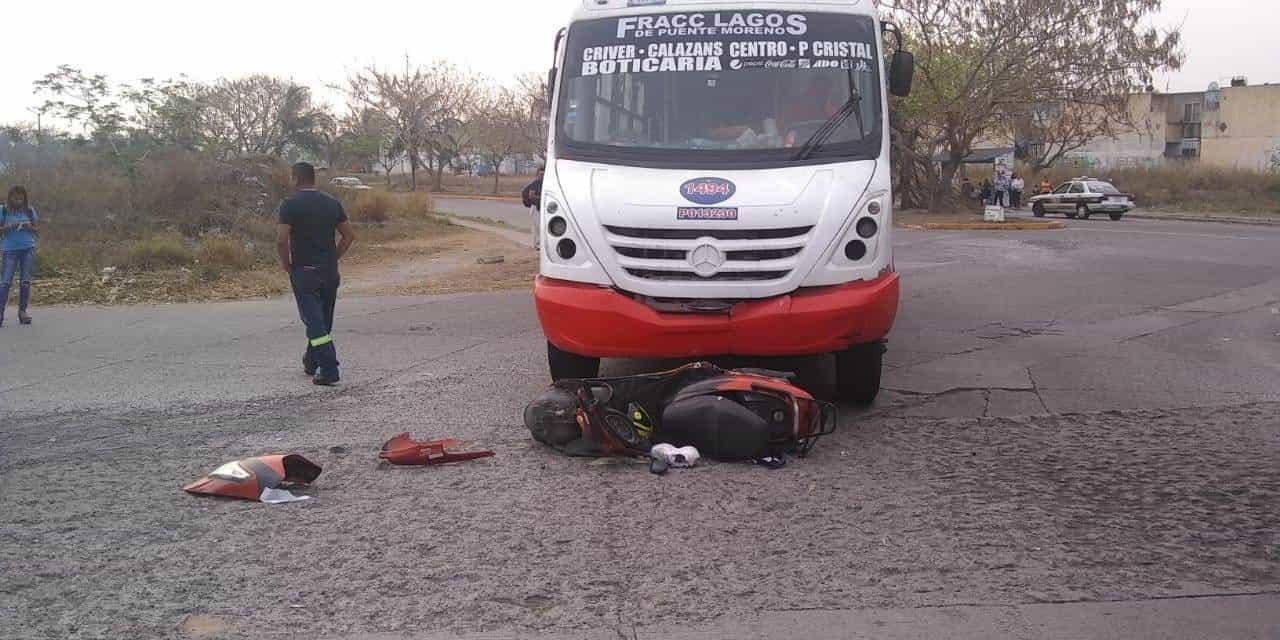 Camión de pasaje atropella a mujer en su motocicleta en Lagos de Puente Moreno