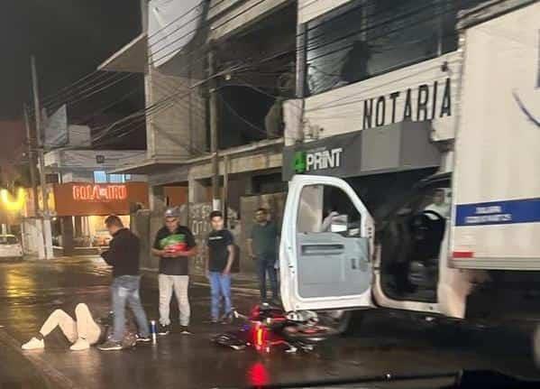 Motociclista se estrella contra puerta de camioneta en avenida de Xalapa