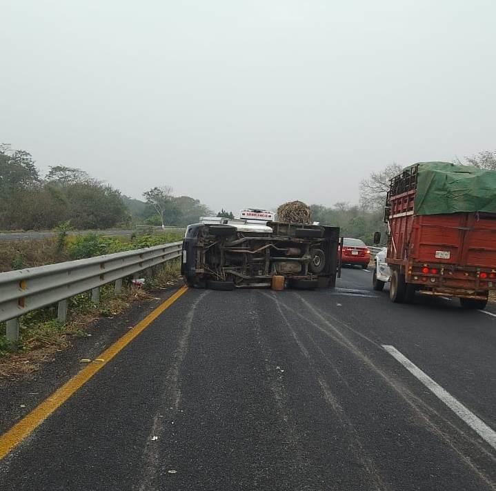 Vuelca camioneta en la autopista Cosamaloapan- La Tinaja