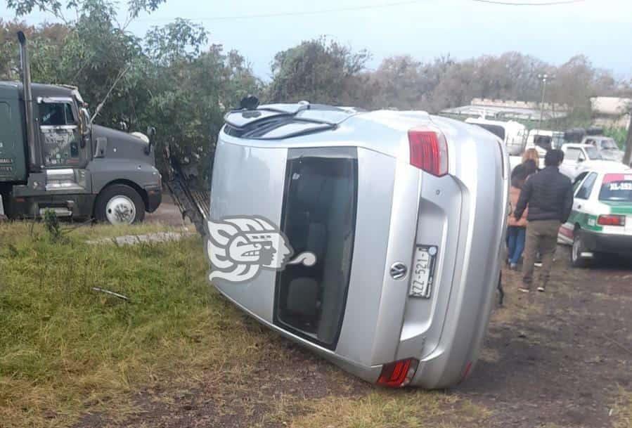 Volcadura de automóvil deja tres lesionados en la Misantla-Xalapa