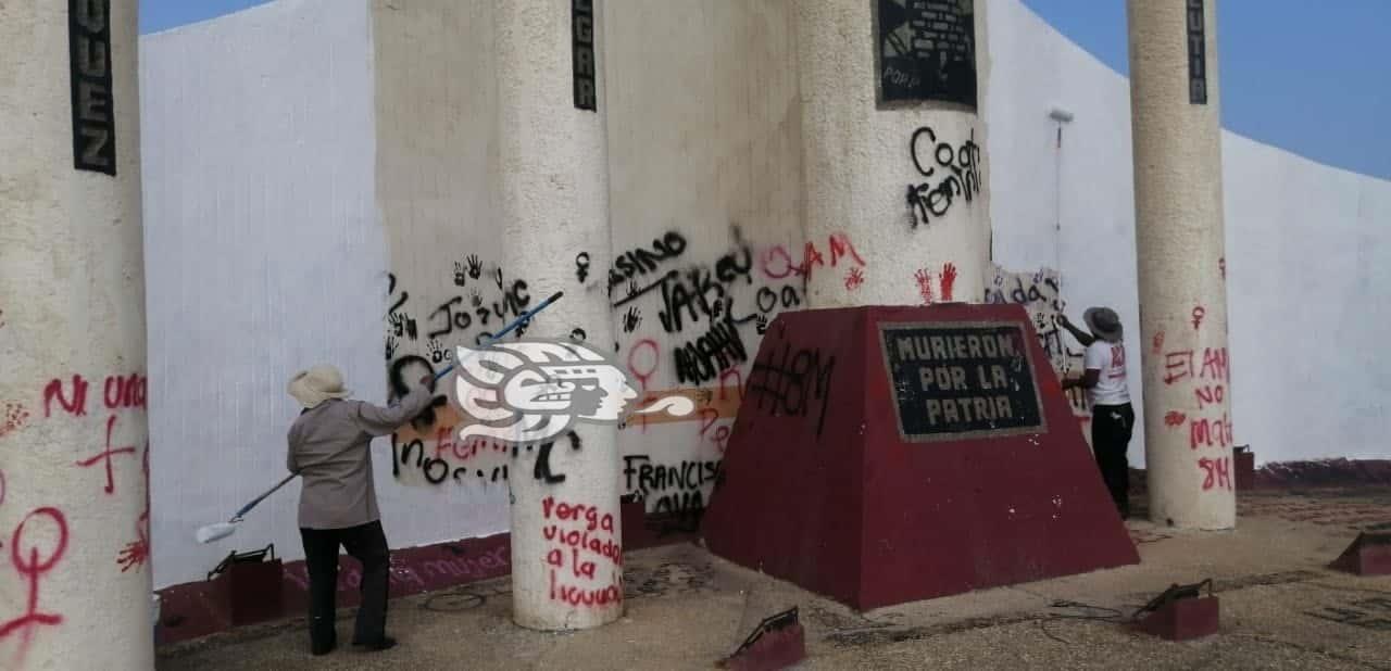Tras marchas del 8M, pintan hemiciclo de los Niños Héroes en el sur de Veracruz