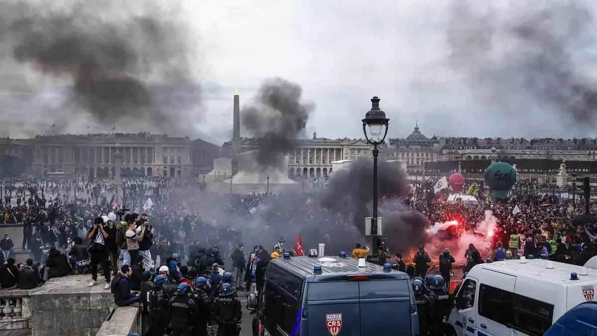 Protestan en Francia por decreto del presidente Macron al aprobar la reforma de las pensiones(+Video)