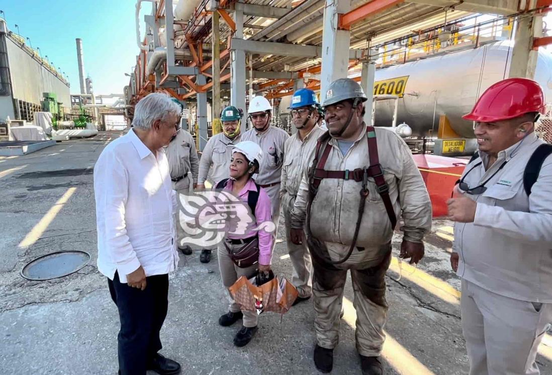 El rescate de la soberanía petrolera, con trabajadores; AMLO supervisa refinería de Minatitlán (+Video)