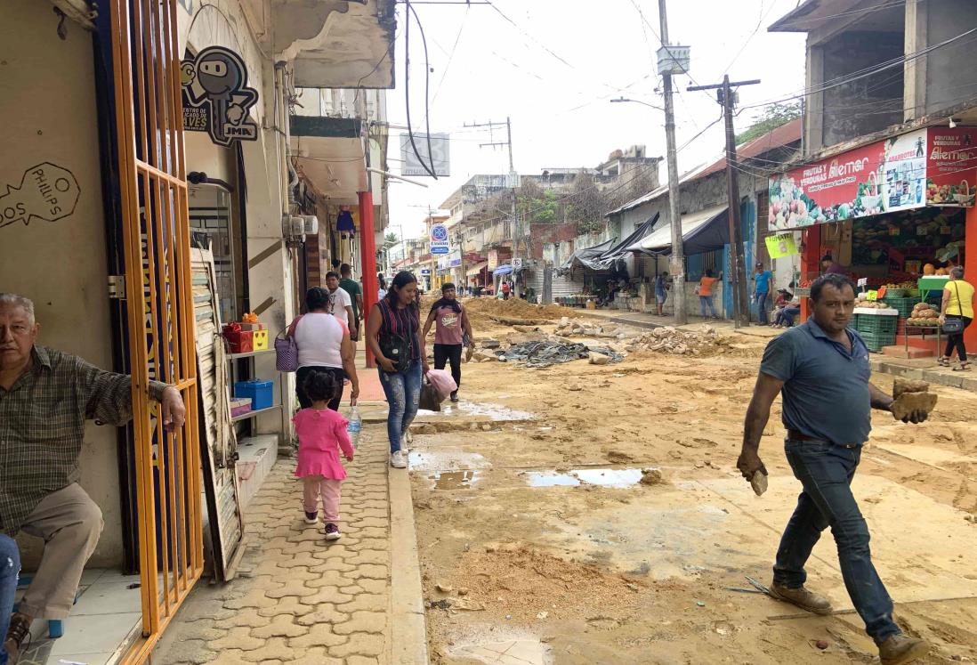 Comerciantes están siendo afectados por trabajos de CAEV en Acayucan