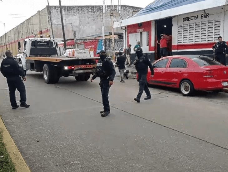 Detienen a presuntos policías tras riña en cantina de Coatzacoalcos