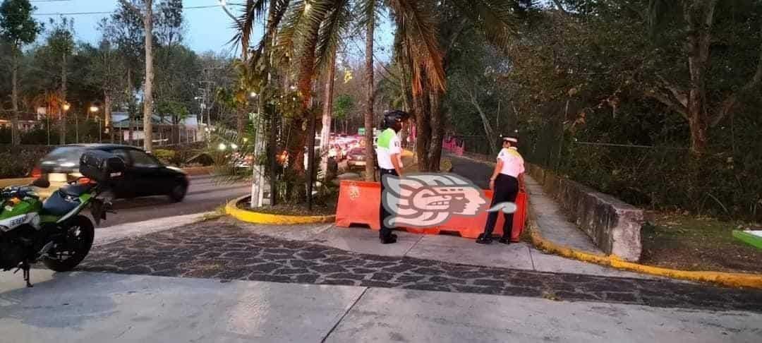 Tránsito bloquea ‘atajo’ de conductores en Murillo Vidal, en Xalapa