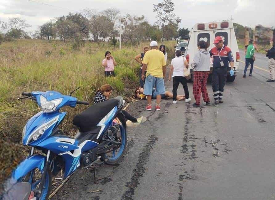 Dos mujeres derrapan en motocicleta; perro se les atravesó en la carretera