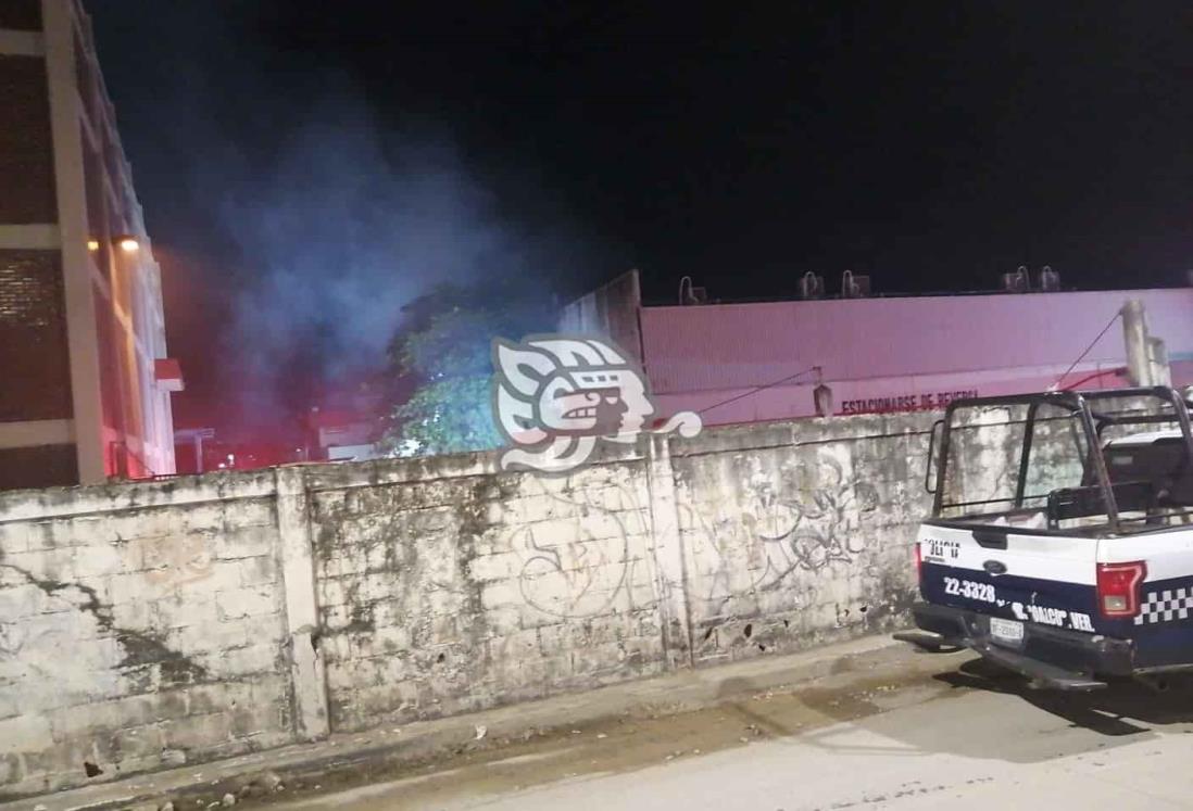 Se incendia camioneta en bodega de CFE en Coatzacoalcos