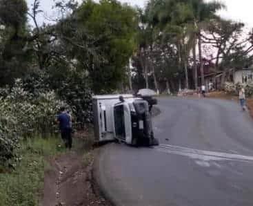 Conductor pierde el control de su camioneta y termina volcando en Huatusco