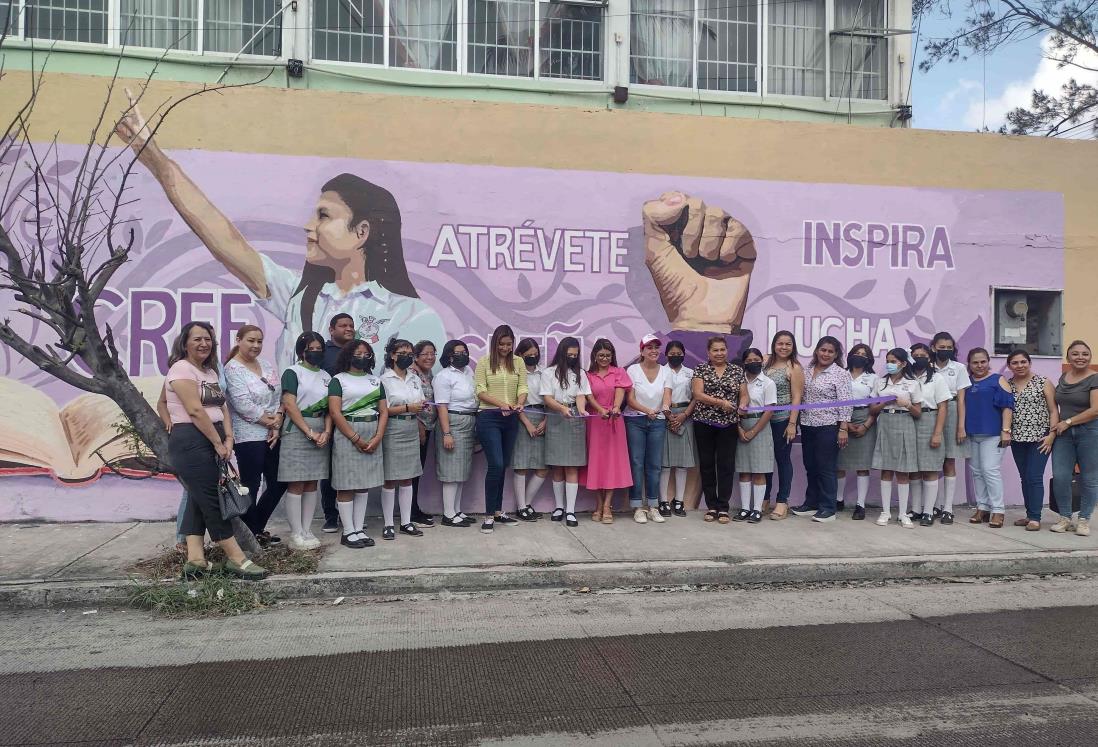 Inauguran mural por 8M en secundaria de Veracruz