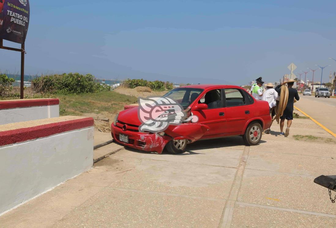 ¡Le fallan los frenos! Automóvil choca contra el muro del Malecón en Coatzacoalcos