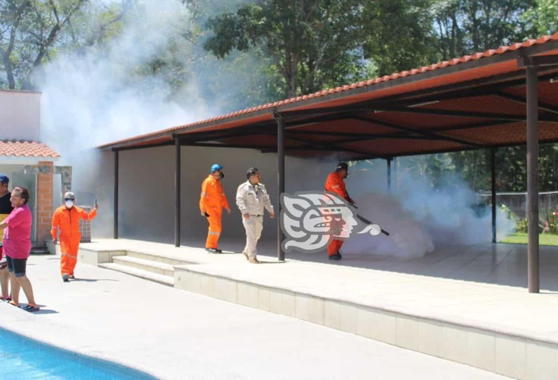 Salud y Vectores fumigan centros recreativos y religiosos en la zona centro de Veracruz