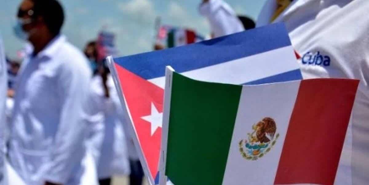 Ya hay 700 médicos cubanos en hospitales de México: AMLO