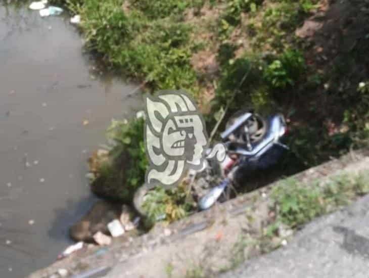 Motociclista cae de un puente en Moloacán; iba a exceso de velocidad