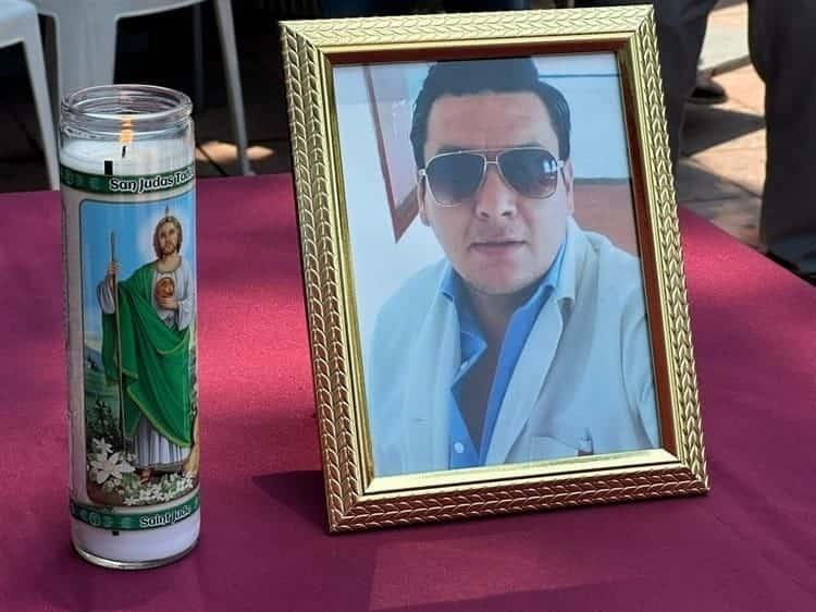 Con un minuto de silencio y aplausos despiden a optometrista asesinado en Veracruz