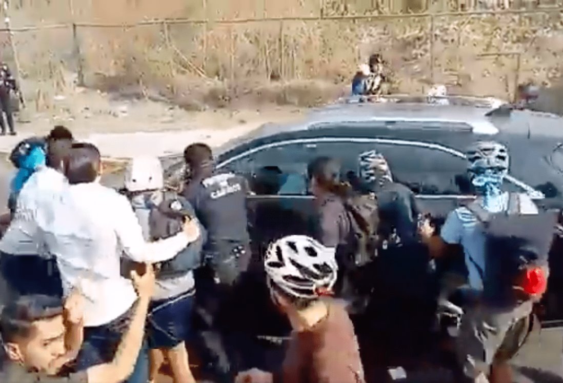Automovilista intenta atropellar a ciclistas manifestantes en Puebla