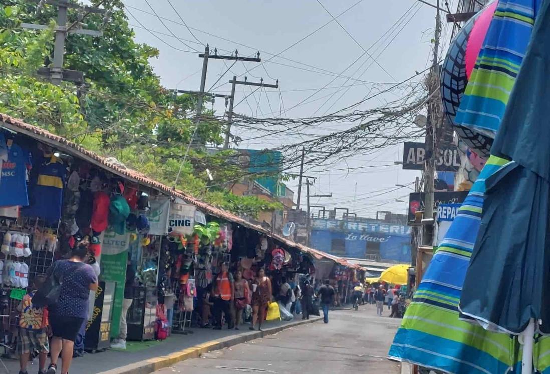 Comerciantes piden quitar “telarañas” en calles de Veracruz; temen descarga eléctrica