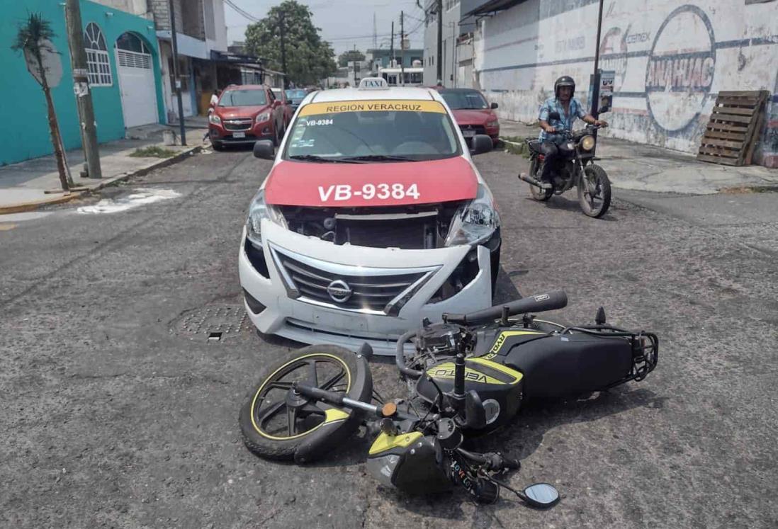 Motociclista choca con taxi en calles de Boca del Río