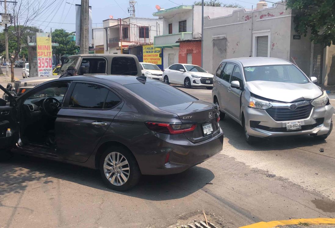 Se estrellan autos en la colonia Centro de Veracruz; por fortuna no fue grave