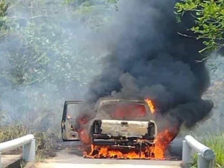 Arde camioneta por corto circuito en municipio de Veracruz
