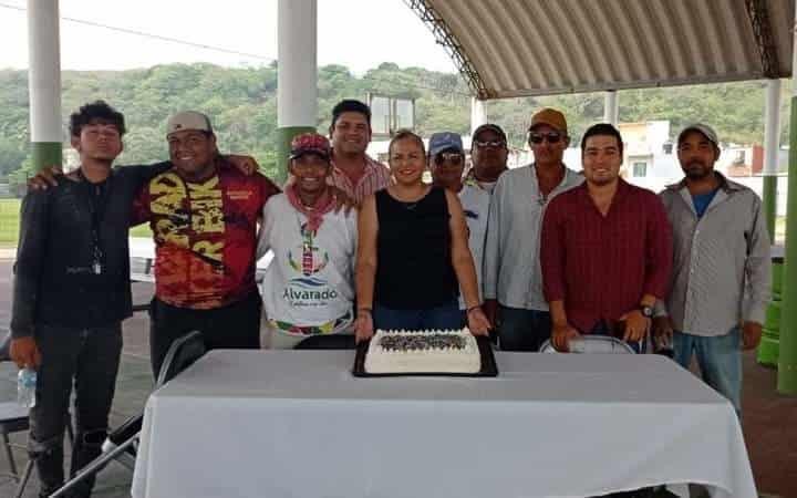 Festejan a cuadrillas de Obras Públicas en Alvarado