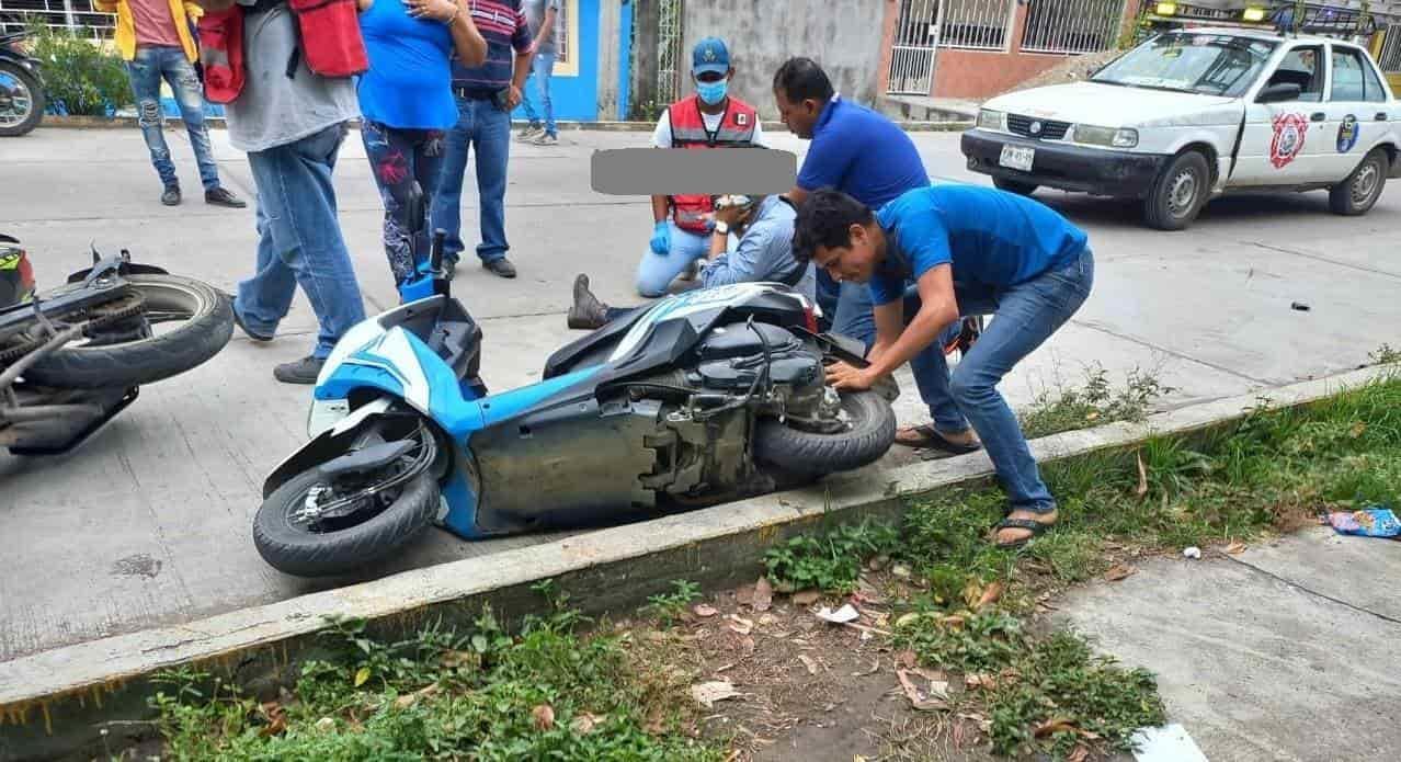 Auto impacta a motociclista en Tierra Blanca