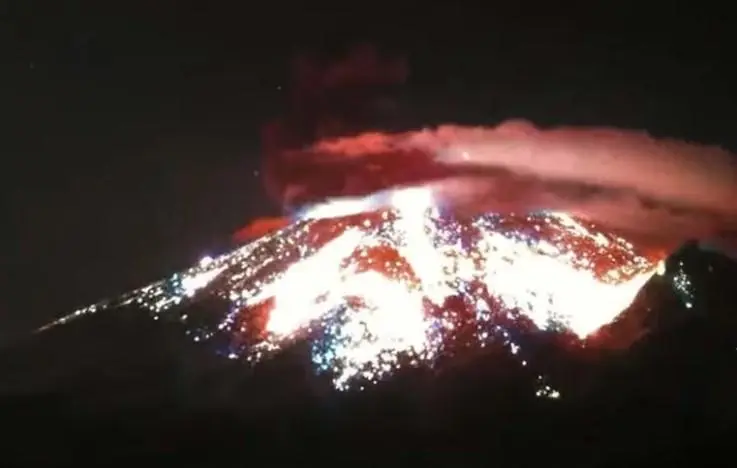 Volcán Popocatépetl sorprende con mega explosión
