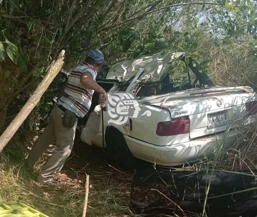 Vuelca automóvil en carretera a Chinameca-Chacalapa